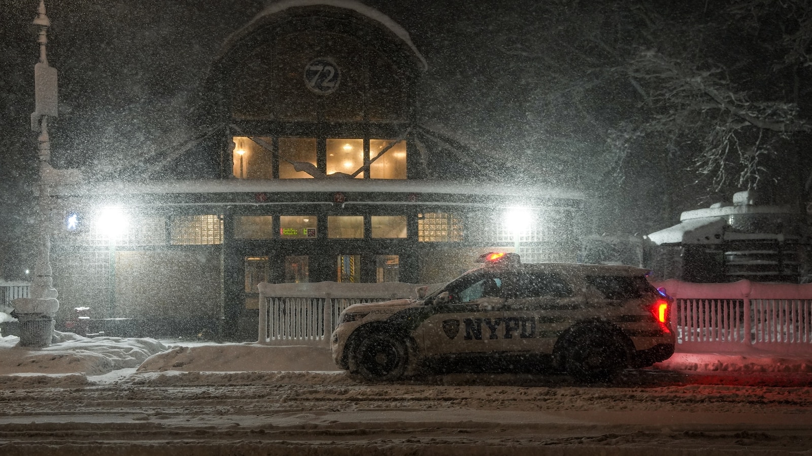 Blizzard live updates: Monster storm dropping 3 inches of snow per hour