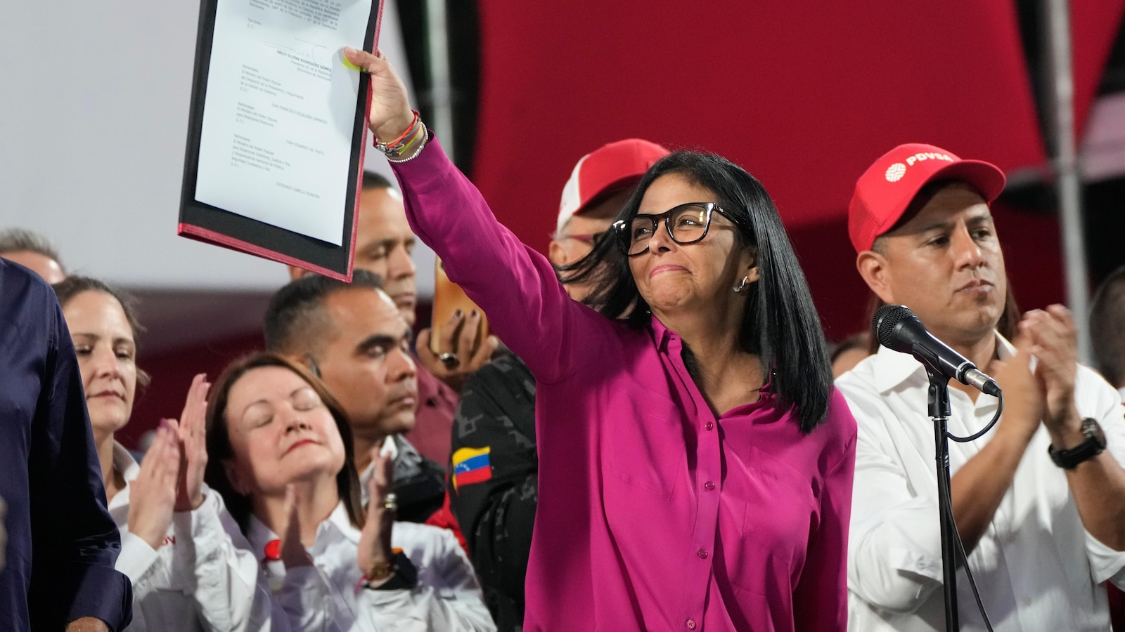 Имействащият длъжността президент на Венецуела Делси Родригес подписа закон който