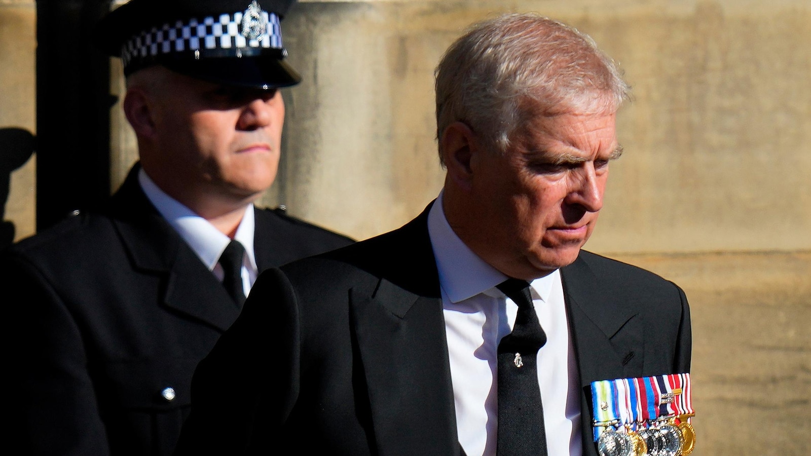 Британското кралско семейство се опита да продължи с нормалните си