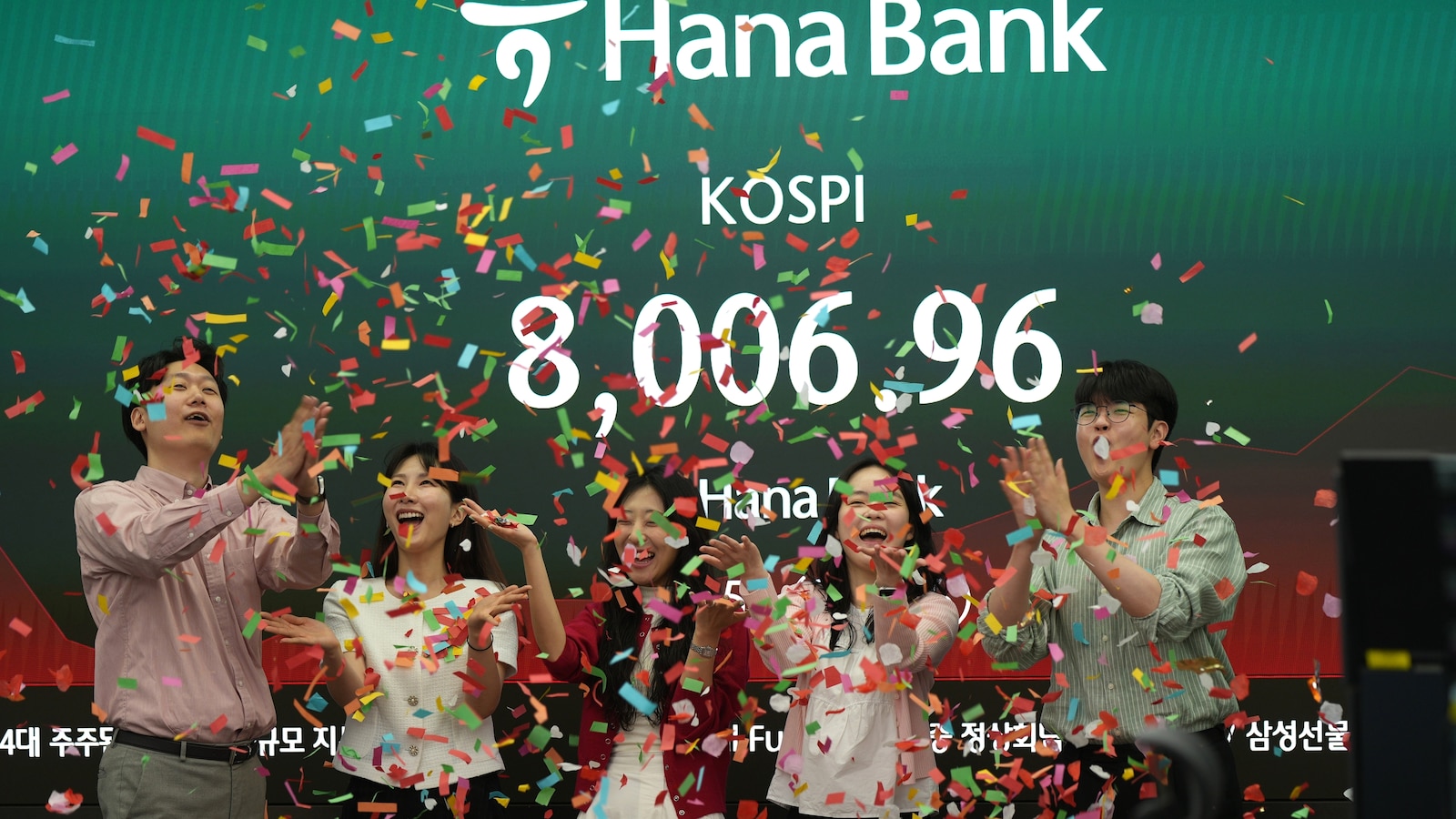  Asian stocks are lower after South Korea's Kospi hits records, as Trump wraps up Beijing trip