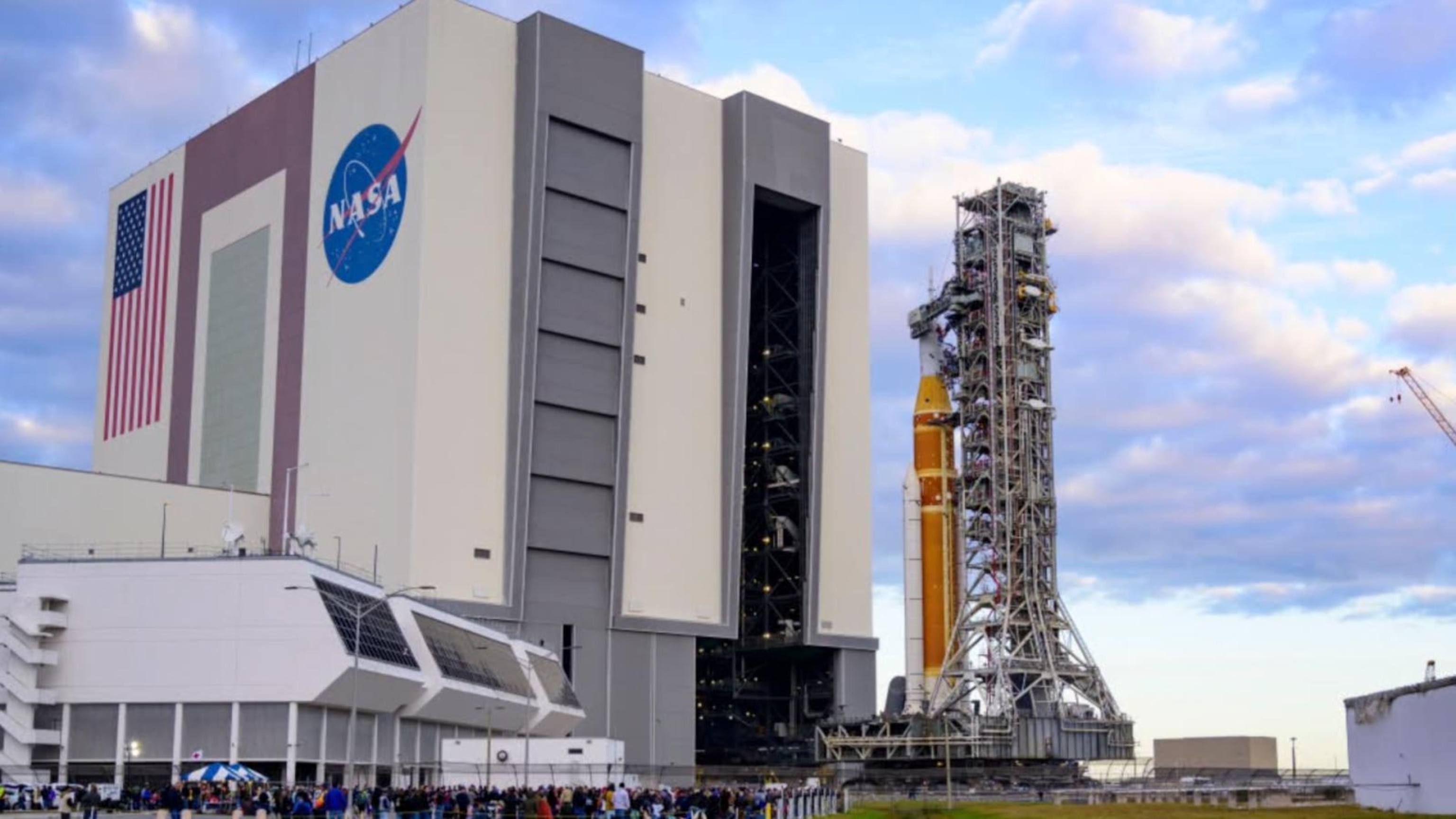 Video Former NASA scientists warn of possible Artemis II