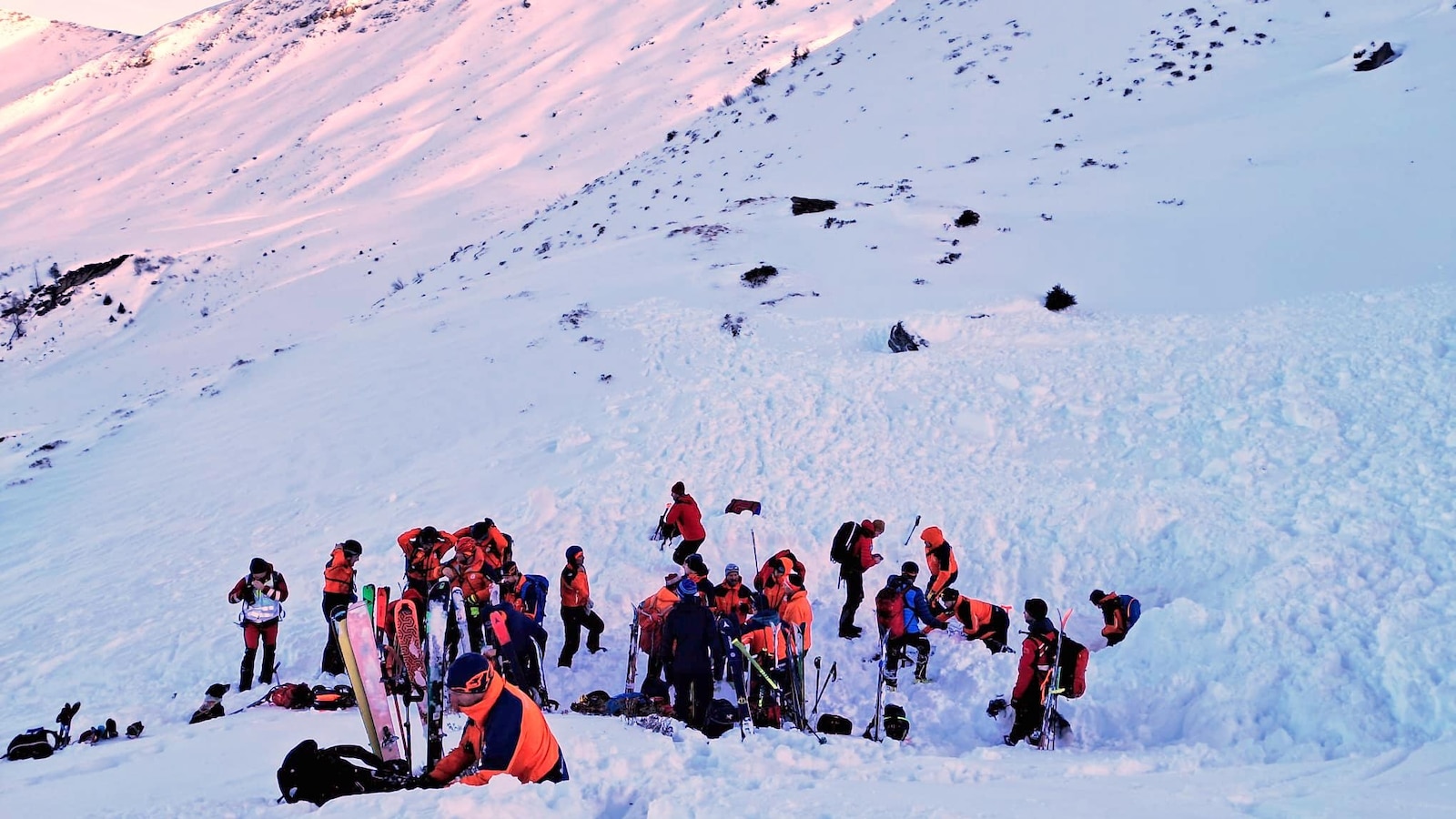 Спасителни хеликоптери планински спасители и екипи с кучета на Червения