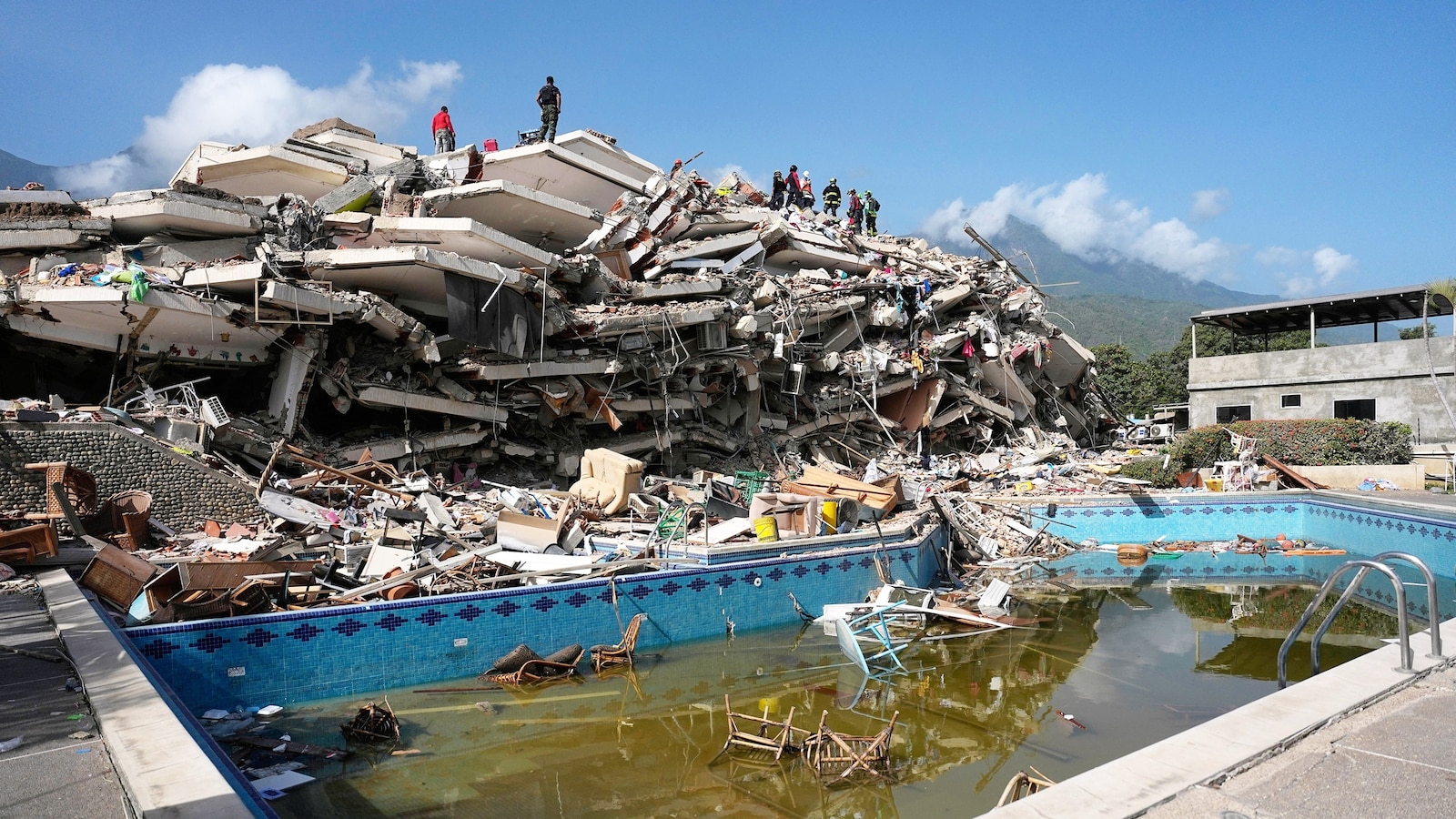 Venezuela earthquakes live updates: Death toll rises to at least 1,400, officials say