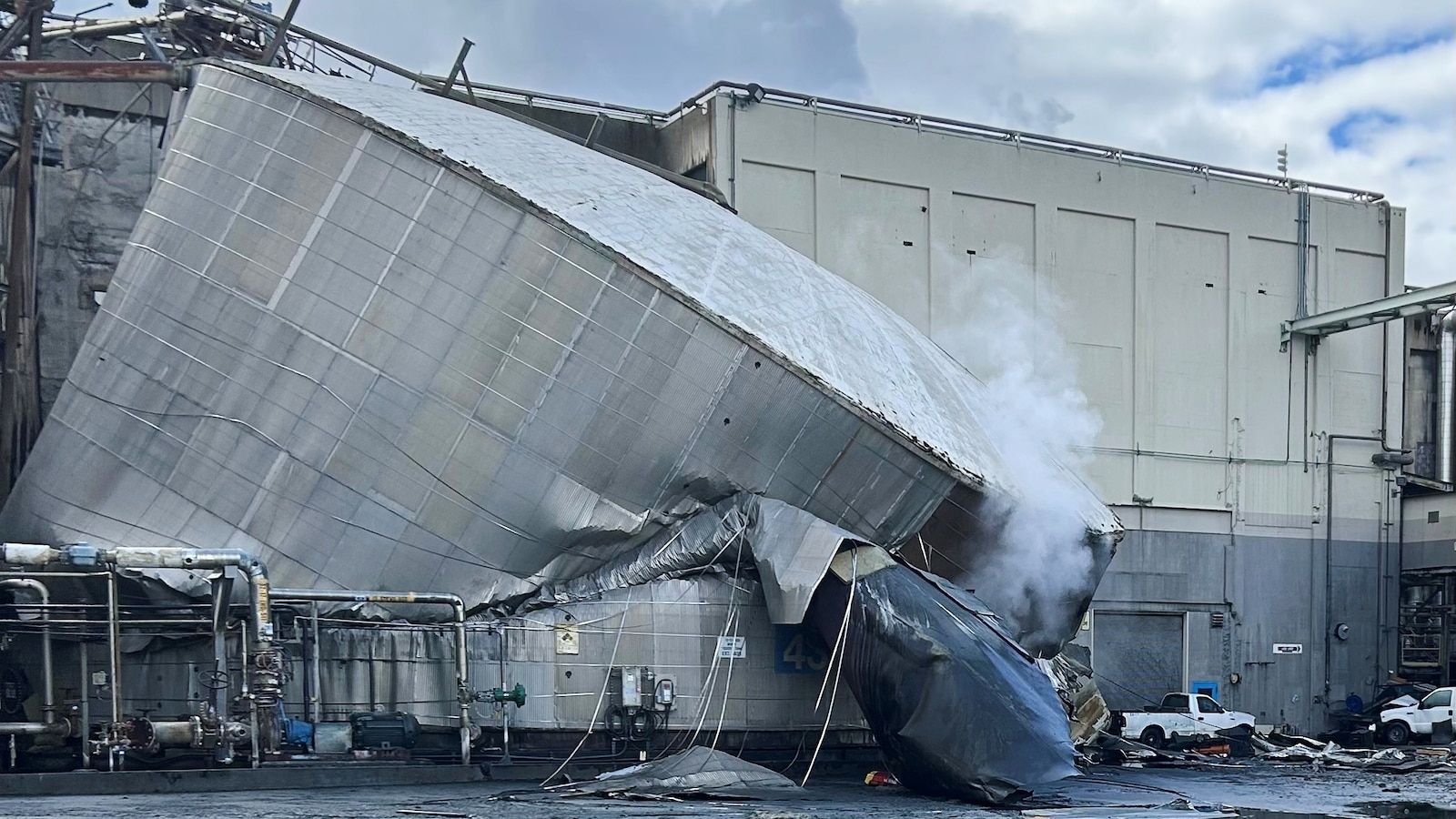 9 missing after Washington paper mill tank implosion and officials say there's no hope of survivors