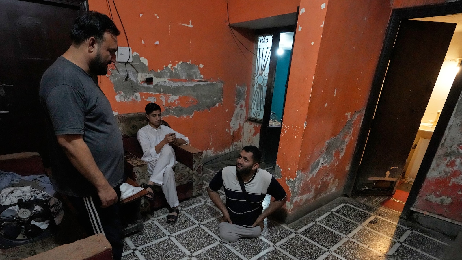 An accident took his legs. He adapted his motorcycle and rides on in Pakistan