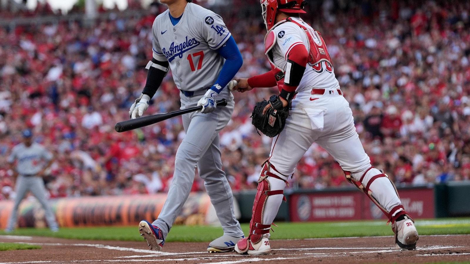 Dodgers' Shohei Ohtani Leaves Game with Apparent Injury Against Reds