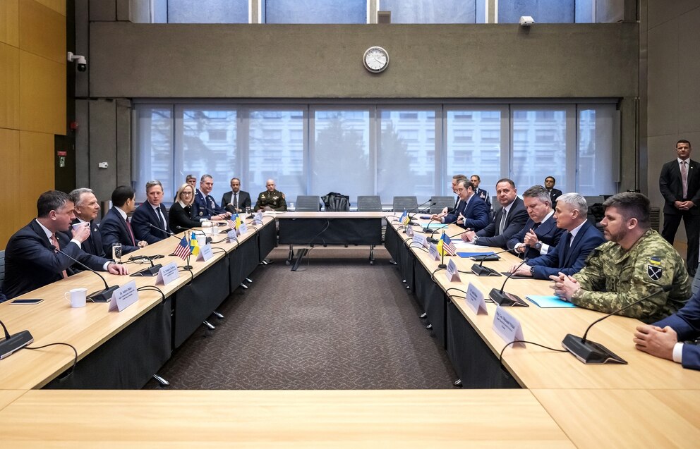  U.S. and Ukrainian officials discuss a U.S. plan to end the war in Ukraine at the U.S. Mission in Geneva, on Nov. 23, 2025.