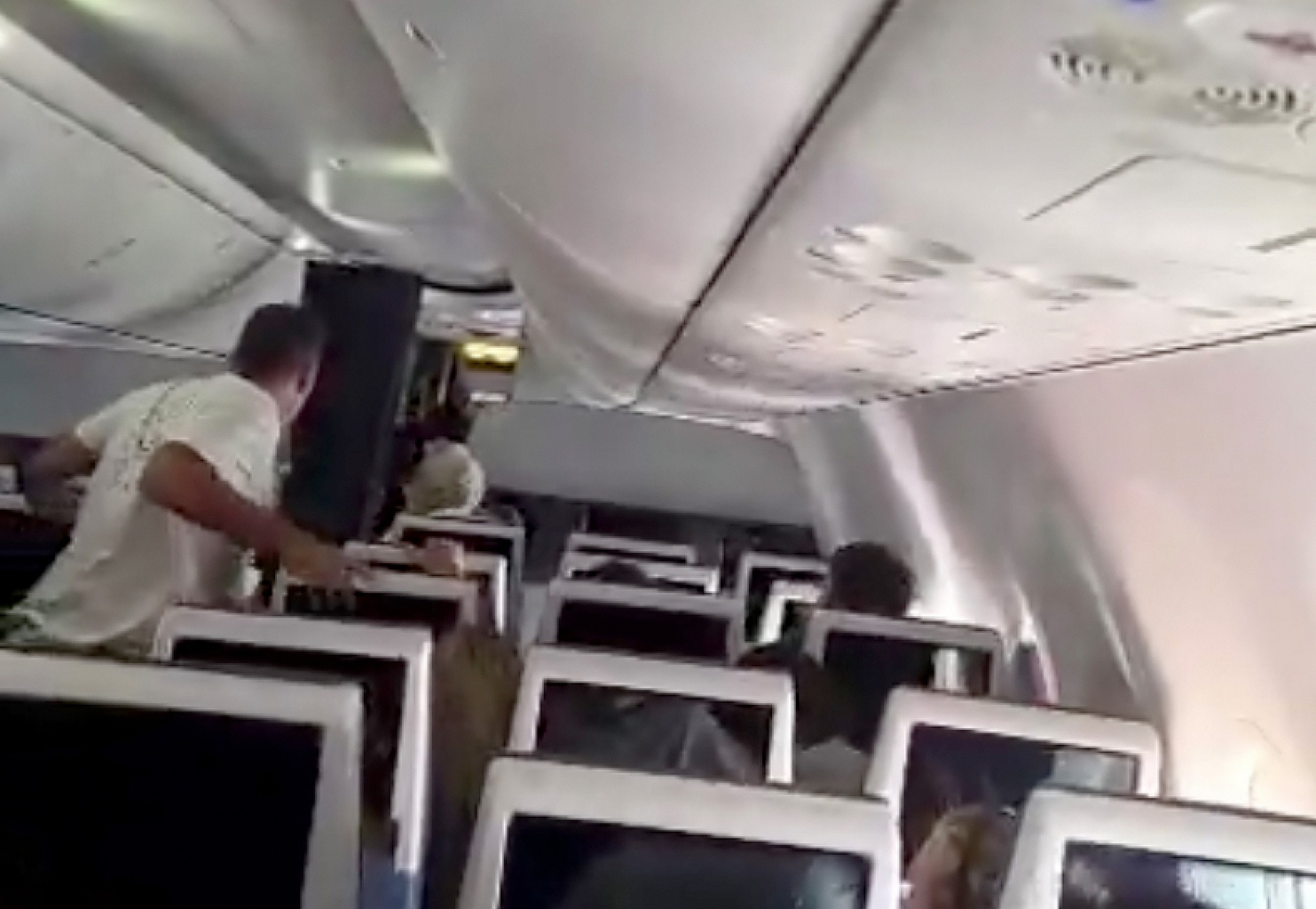 Passageiros do voo de Tel Aviv entraram em ação depois que o piloto esfaqueou o copiloto em um suposto ataque terrorista: Netanyahu
