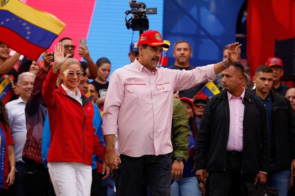 PHOTO: FILE PHOTO: Venezuela's President Maduro hosts a swearing-in ceremony for community-based organizations at Miraflores Palace in Caracas