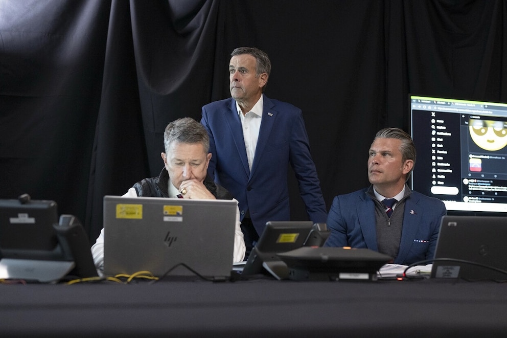 PHOTO: General Dan Caine, CIA Director John Ratcliffe and Secretary of Defense Pete Hegseth are shown at Mar-a-Lago in Palm Beach, Fla., on Jan. 3, 2026, watching a remote feed of the US military's mission to capture Venezuela's President Nicolas Maduro.
