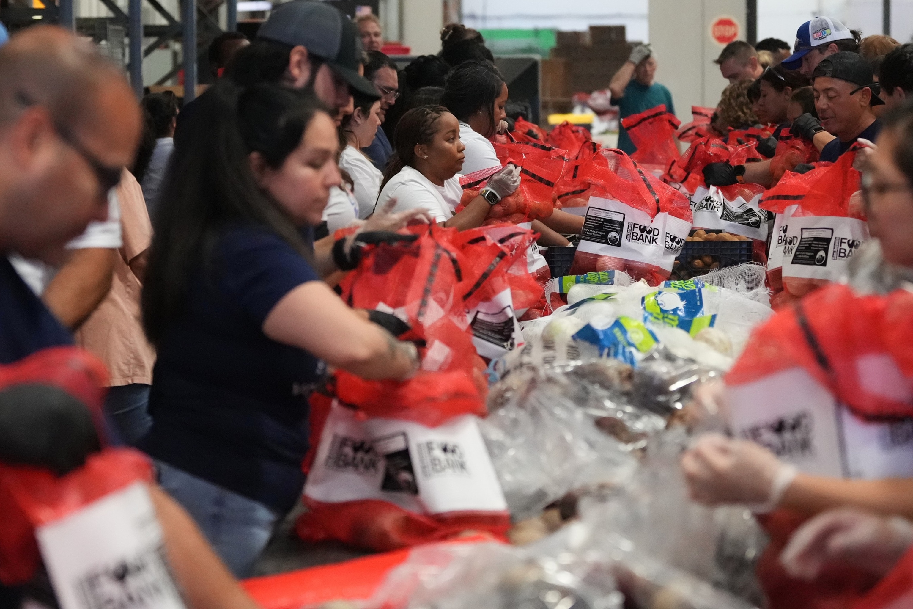 PHOTO: Government Shutdown Food Bank