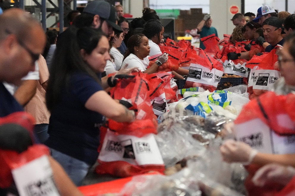 PHOTO: Government Shutdown Food Bank