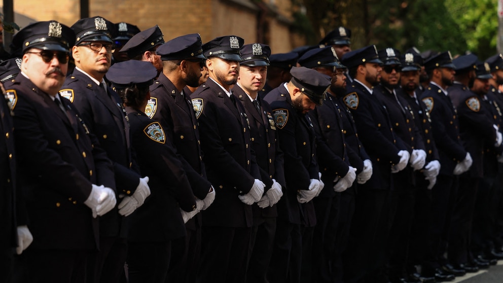 Officer killed in Manhattan shooting honored at funeral - ABC News