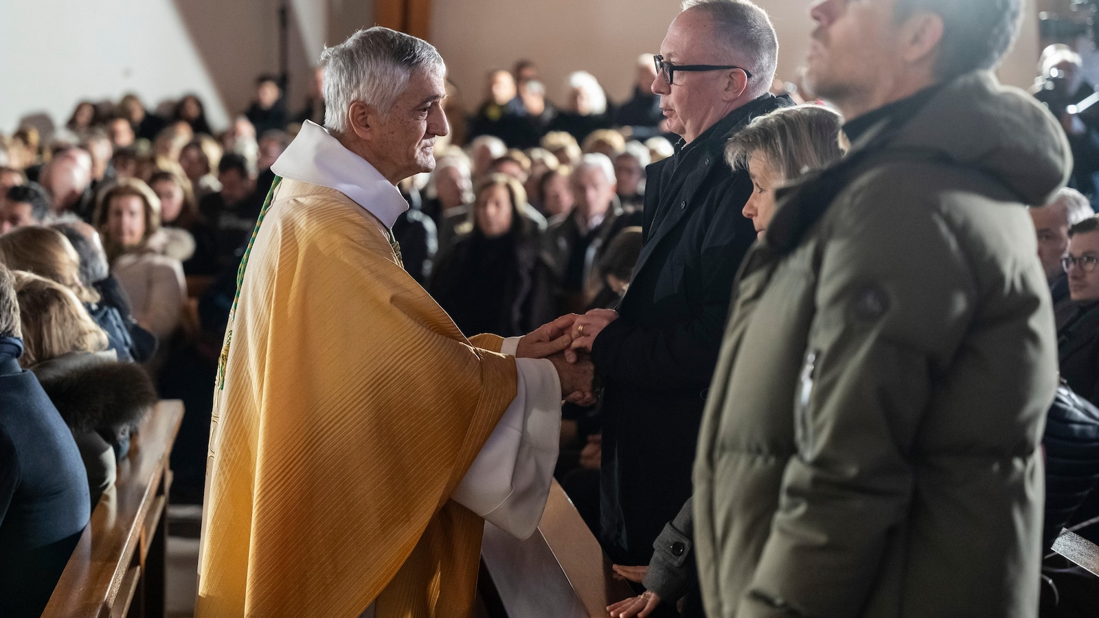 Майка се сбогува със сина си, докато швейцарската общност скърби след смъртоносния пожар