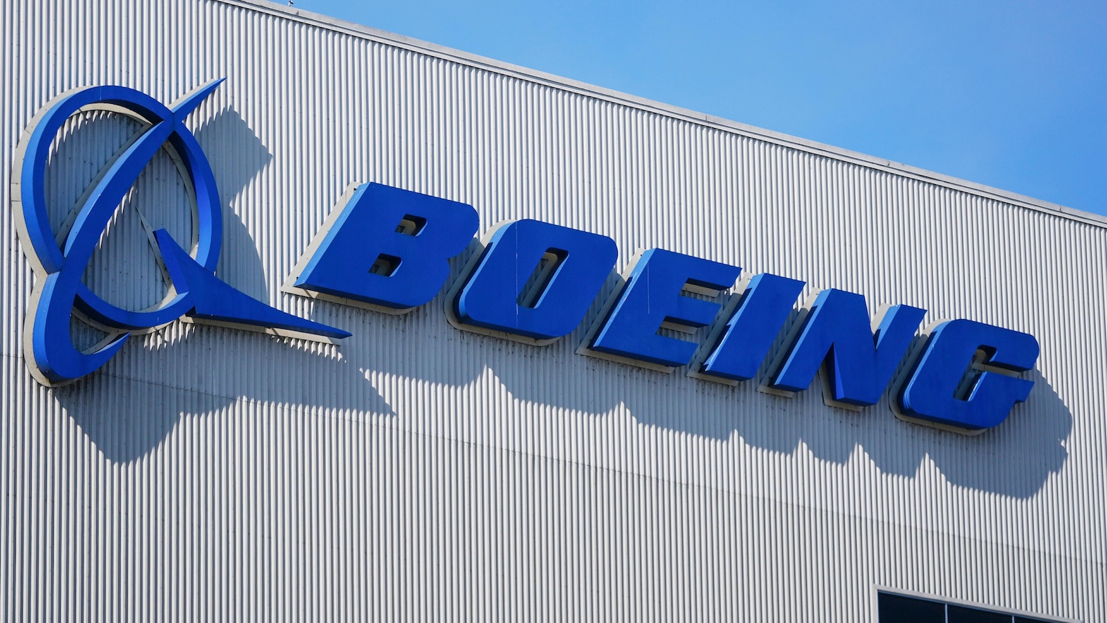 Boeing’s fighter jet workers reject contract offer