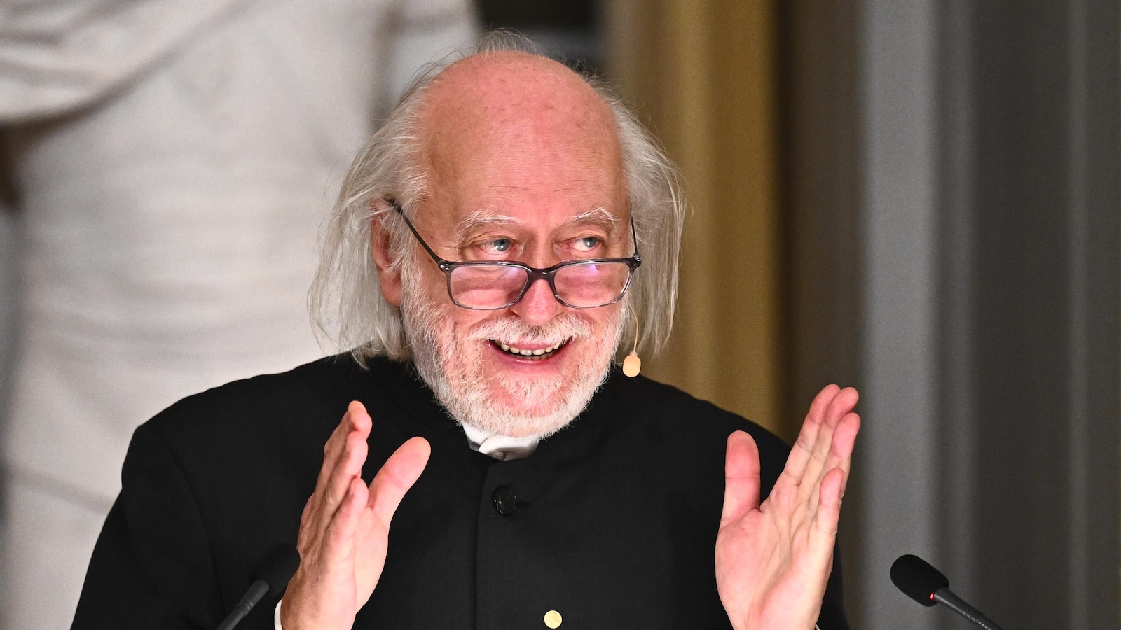 Nobelprijswinnaar voor literatuur Krasznahorkai houdt een zeldzame lezing in Stockholm Nobelprijswinnaar voor literatuur Krasznahorkai houdt een zeldzame lezing in Stockholm