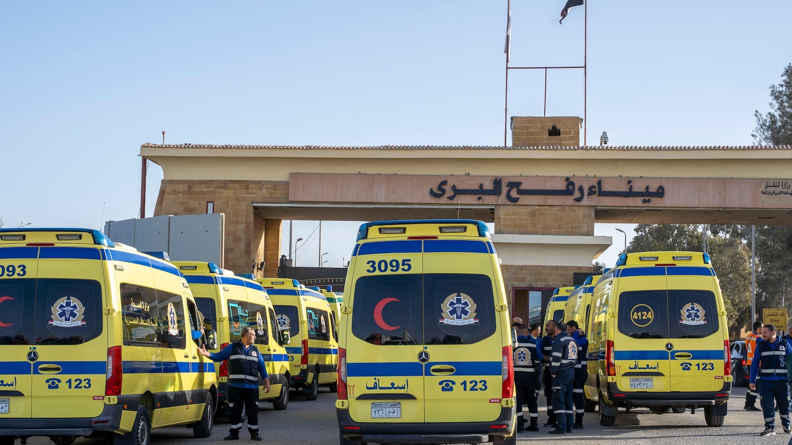 Египетски и израелски служители по сигурността казват че граничният пункт