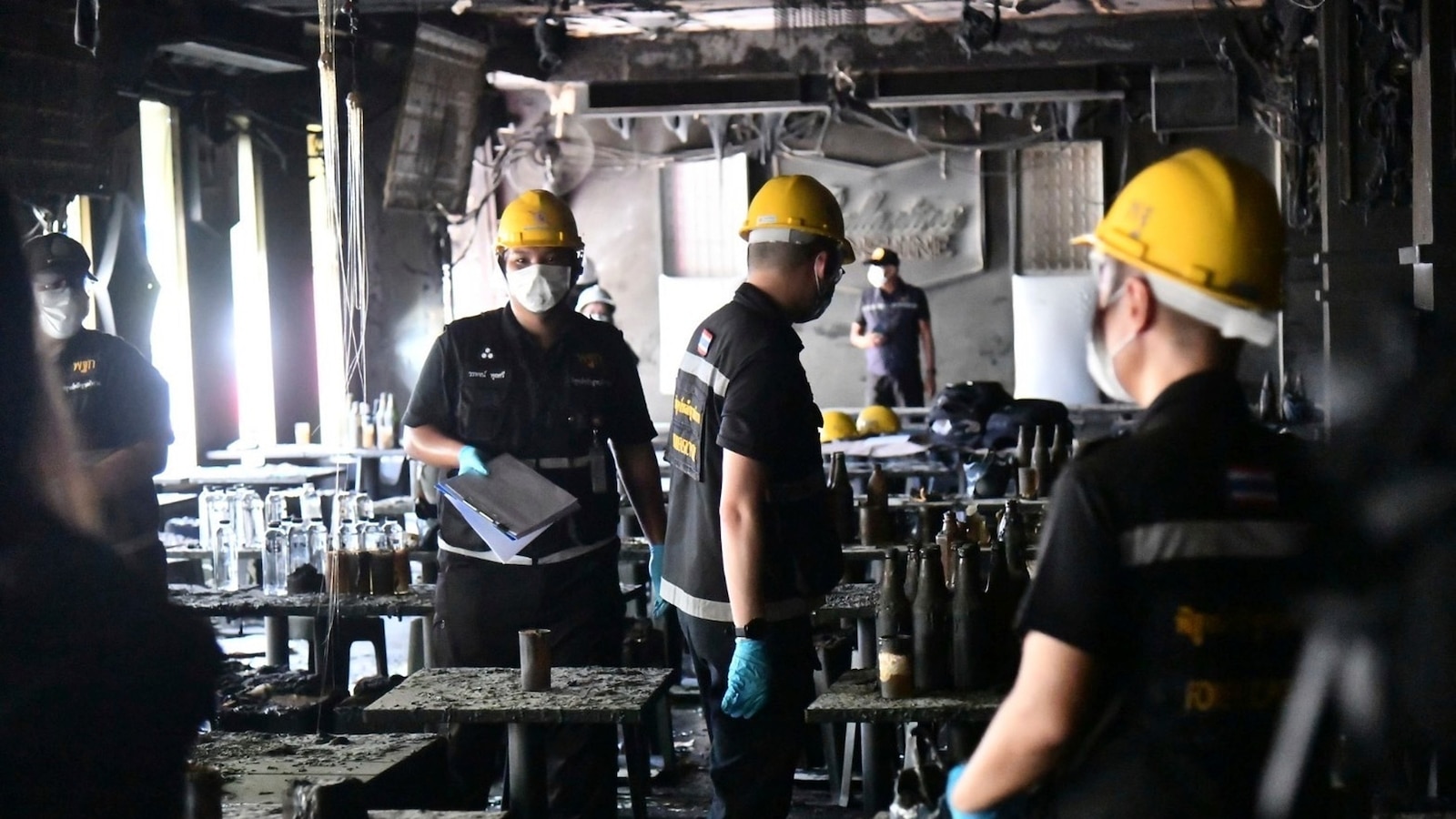Al menos 27 personas muertas en un incendio en un pub de Bangkok.