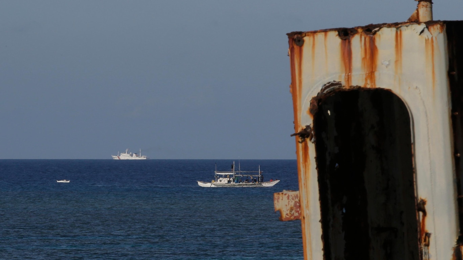 قطعت السفن الصينية الاتصالات مع القوات الفلبينية التي كانت تنقل الإمدادات إلى المياه الضحلة التي تسيطر عليها الفلبين قطعت السفن الصينية الاتصالات مع القوات الفلبينية التي كانت تنقل الإمدادات إلى المياه الضحلة التي تسيطر عليها الفلبين