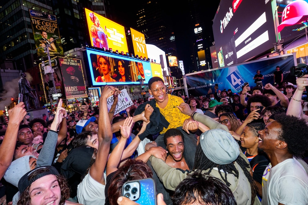PHOTO: Knicks Fans Gather Around NYC To Watch Game 4 Of The NBA Finals Against The San Antonio Spurs