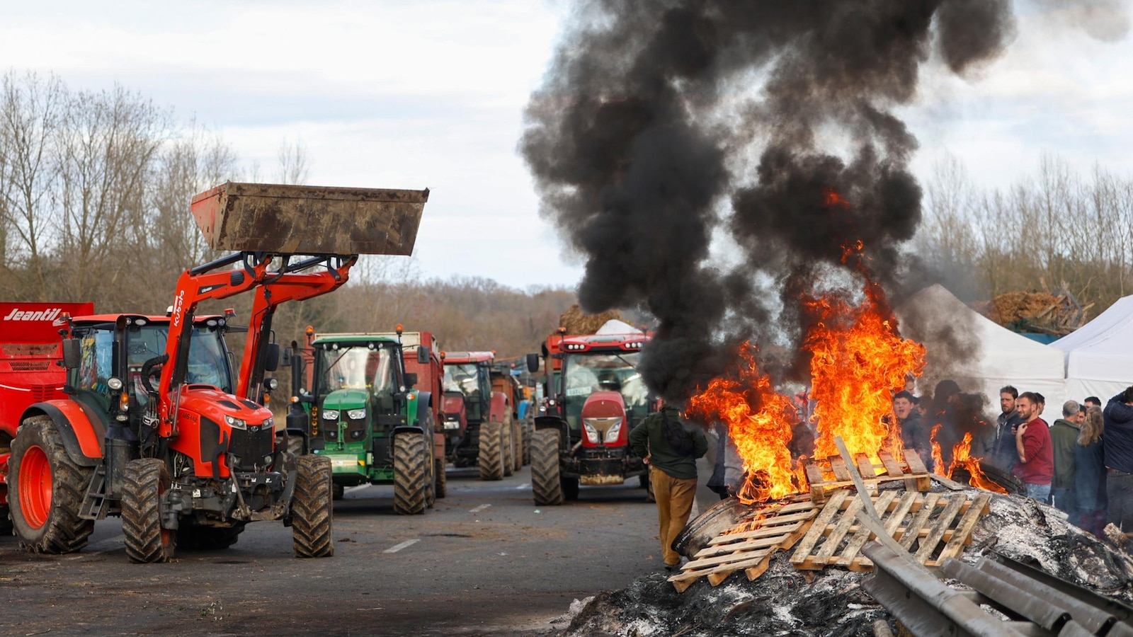 EU likely to delay free-trade deal with South America as French farmers block roads