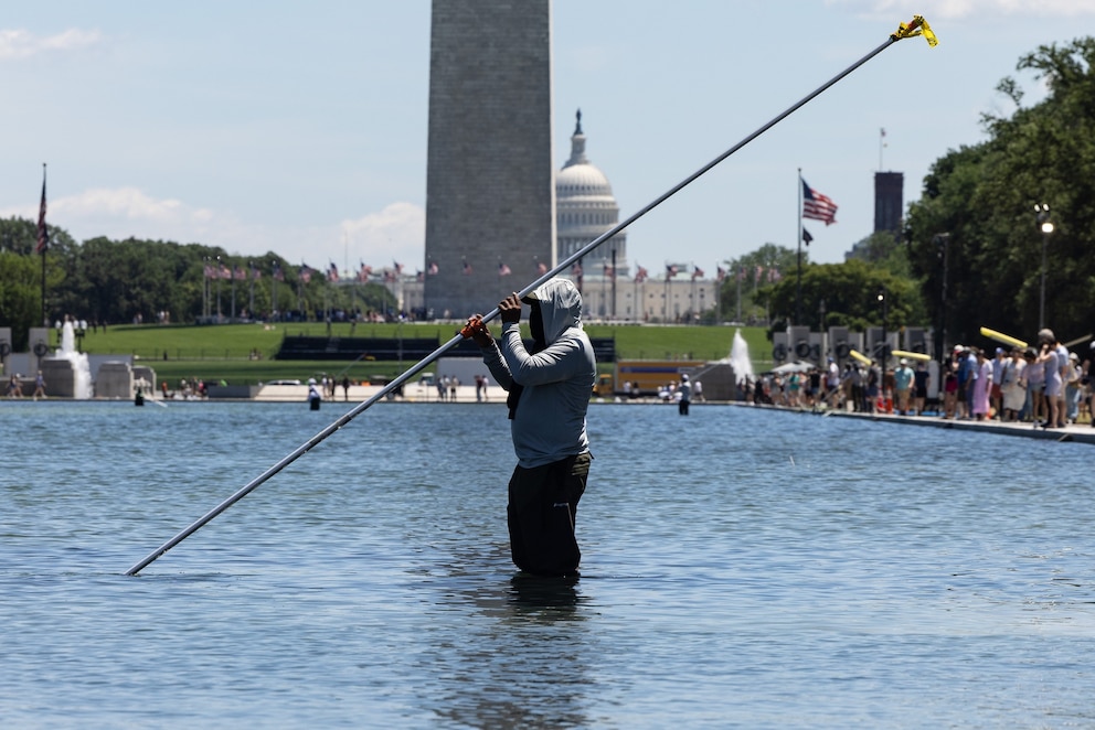 PHOTO: Work Continues On The Ongoing Cleaning Of The Lincoln Memorial Reflecting Pool