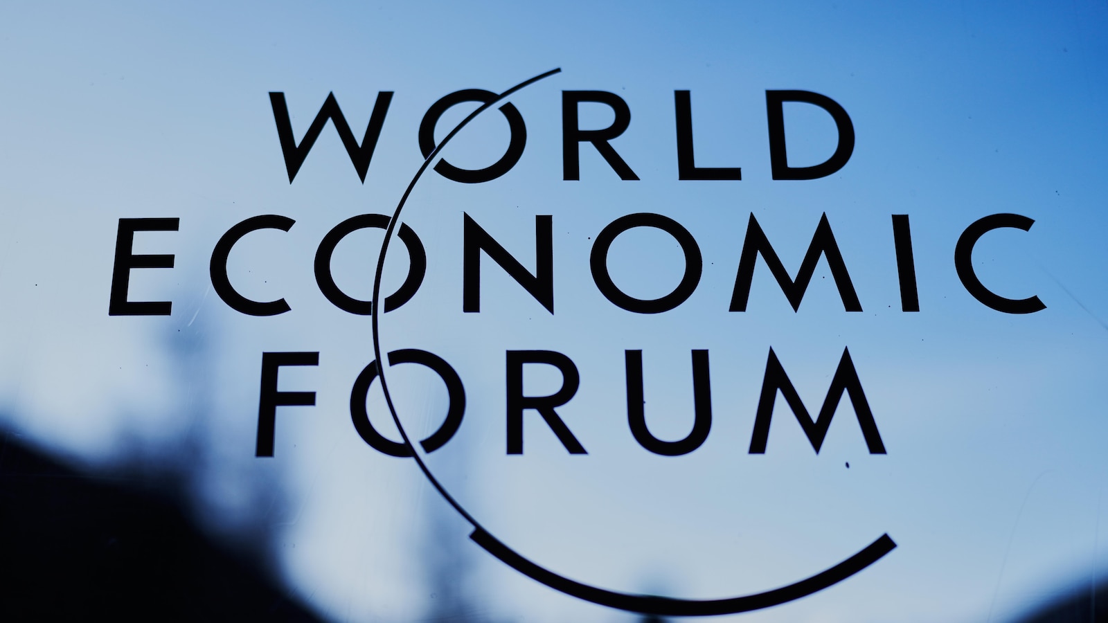 Близо 3000 високопоставени участници от бизнеса правителството и други плюс