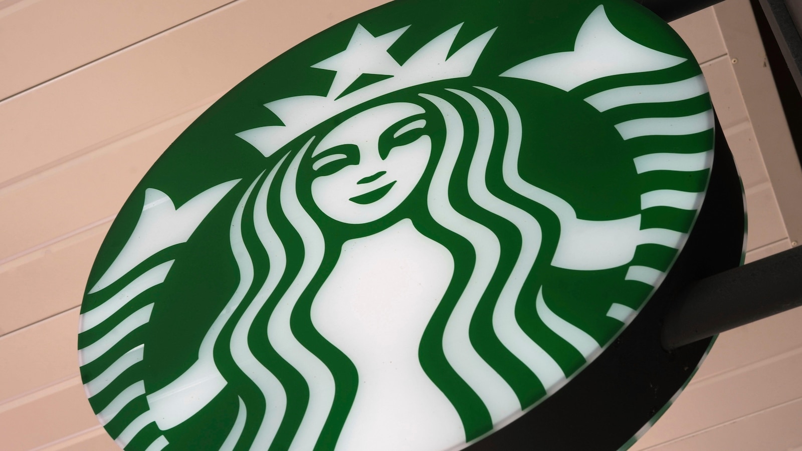  Starbucks' union workers plan strike next week unless company agrees to contract