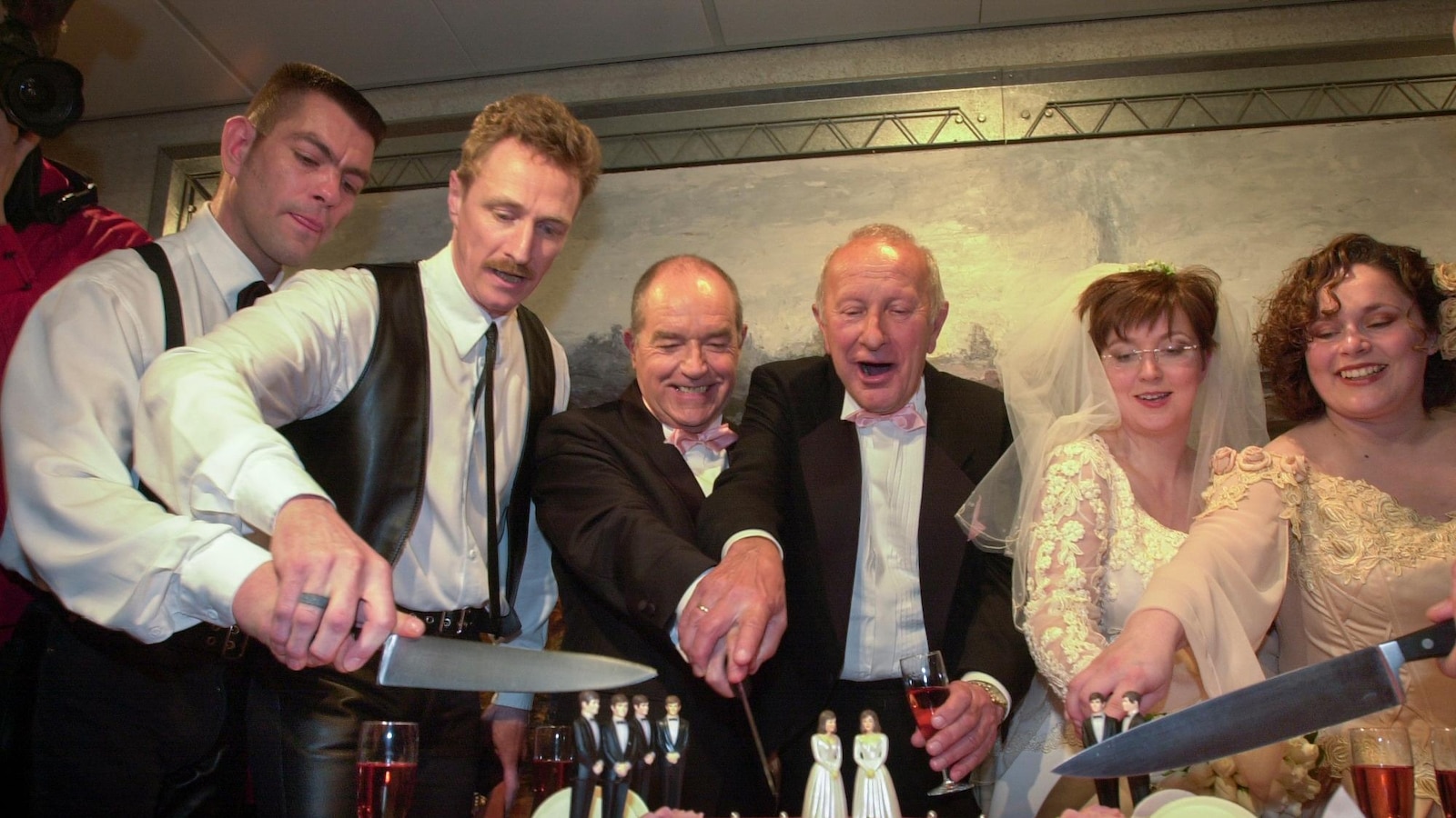 تحتفل أمستردام بمرور 25 عامًا على أول زواج مثلي في العالم