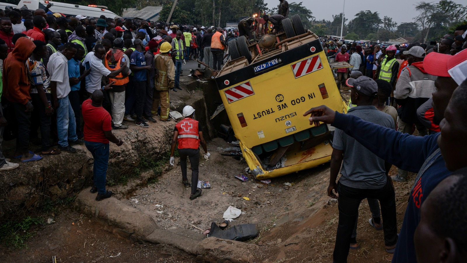Bir cenaze devrilmesinden Kenya’ya yas tutan ve 25 kişiyi öldüren bir otobüs