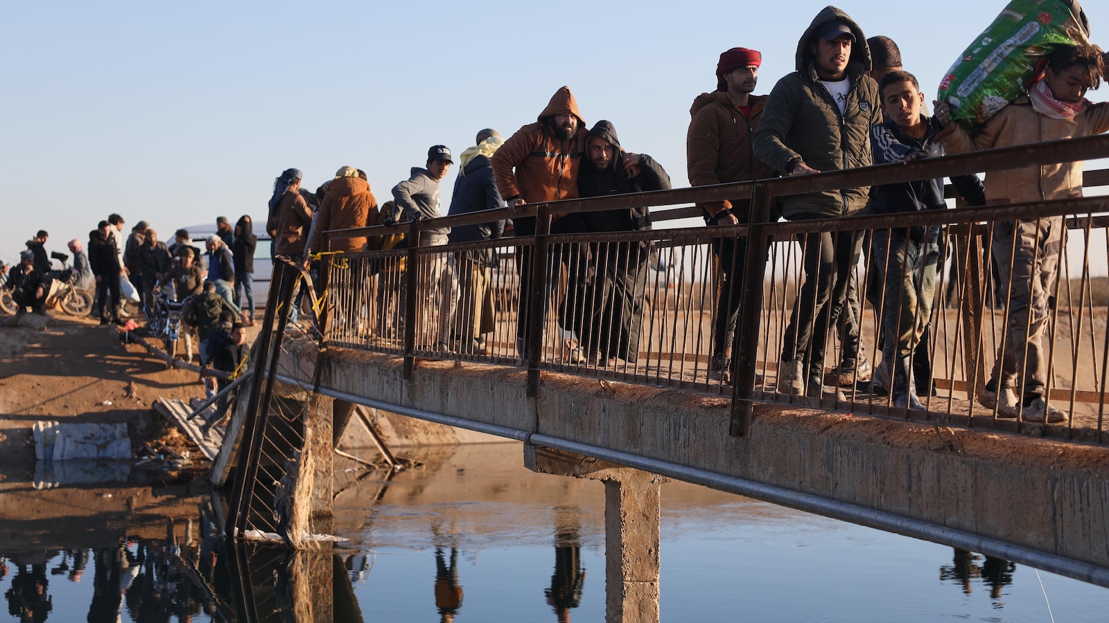 Стойка цивилни напусна оспорвана зона източно от Алепо след предупреждение