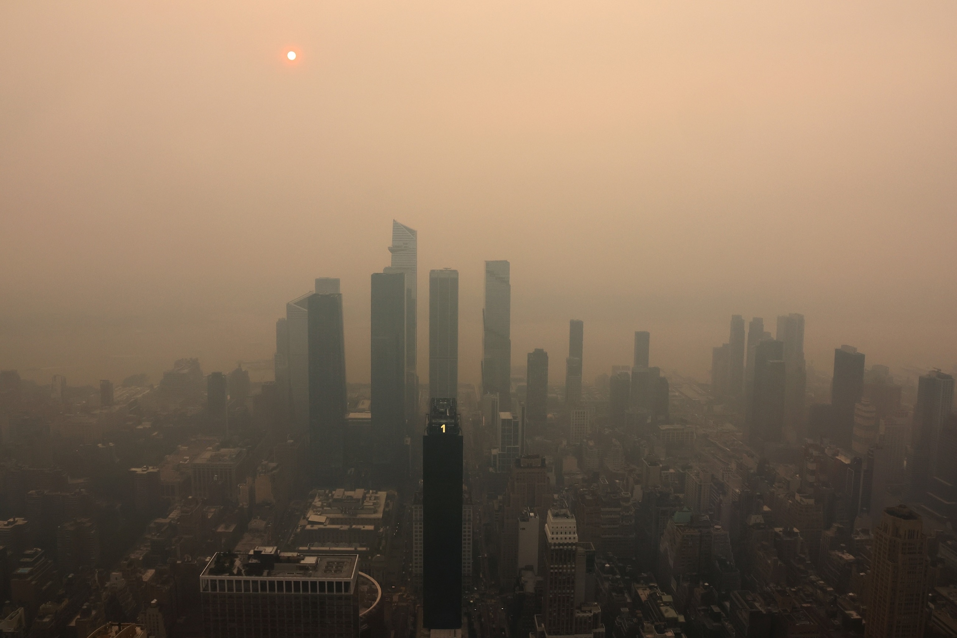Árboles desaparecidos en segundos: Incendios forestales canadienses se extienden mientras el humo provoca alertas de calidad del aire en 18 estados