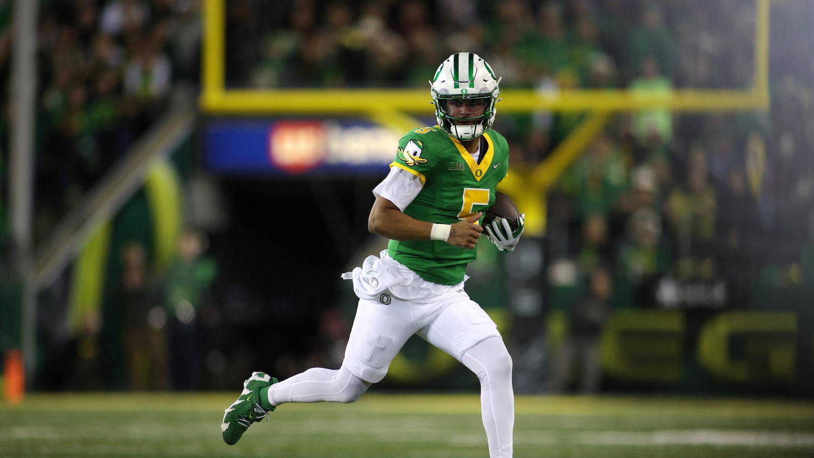 Dante Moore throws for 2 touchdowns and No. 7 Oregon routs Minnesota 42-13