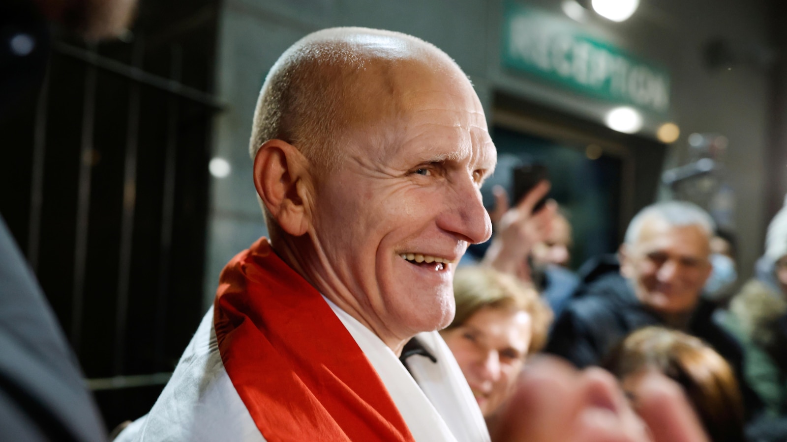 Беларуските власти освободиха 123 затворници включително лауреата на Нобелова награда