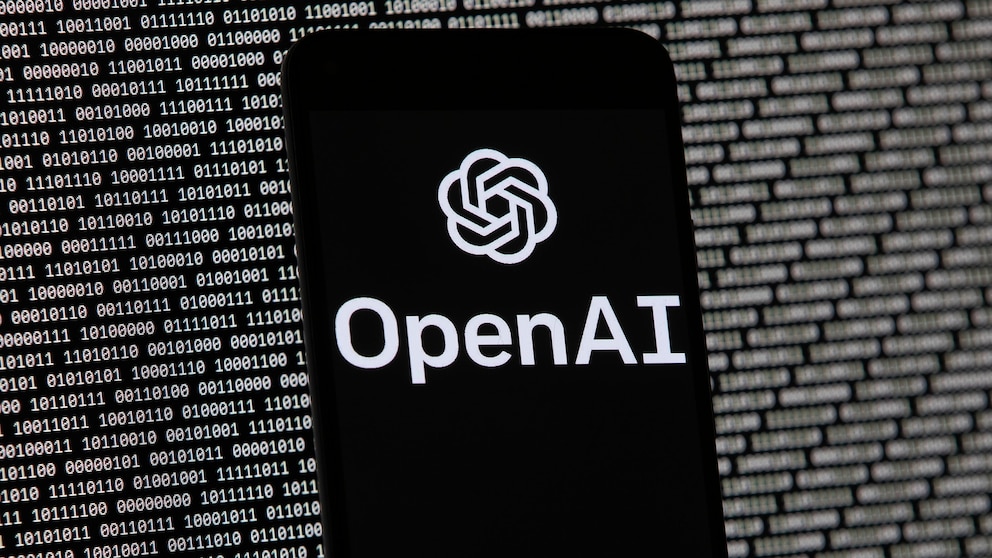 Video Elon Musk accuses Apple and OpenAI of stifling AI competition in antitrust lawsuit - ABC News