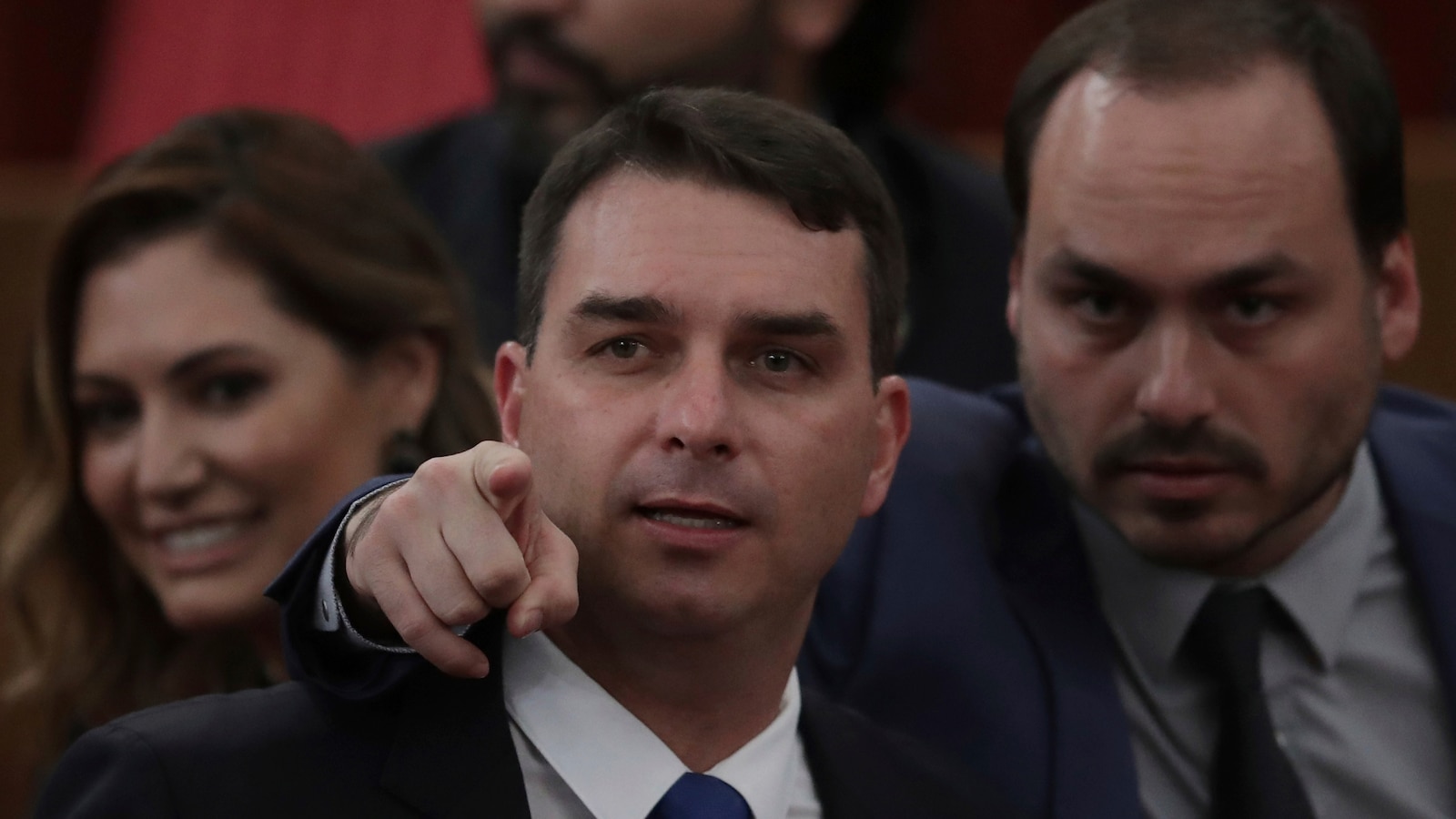 Заминаването на Флавио Болсонаро за САЩ предизвиква вълна от вирусни бразилски мемета