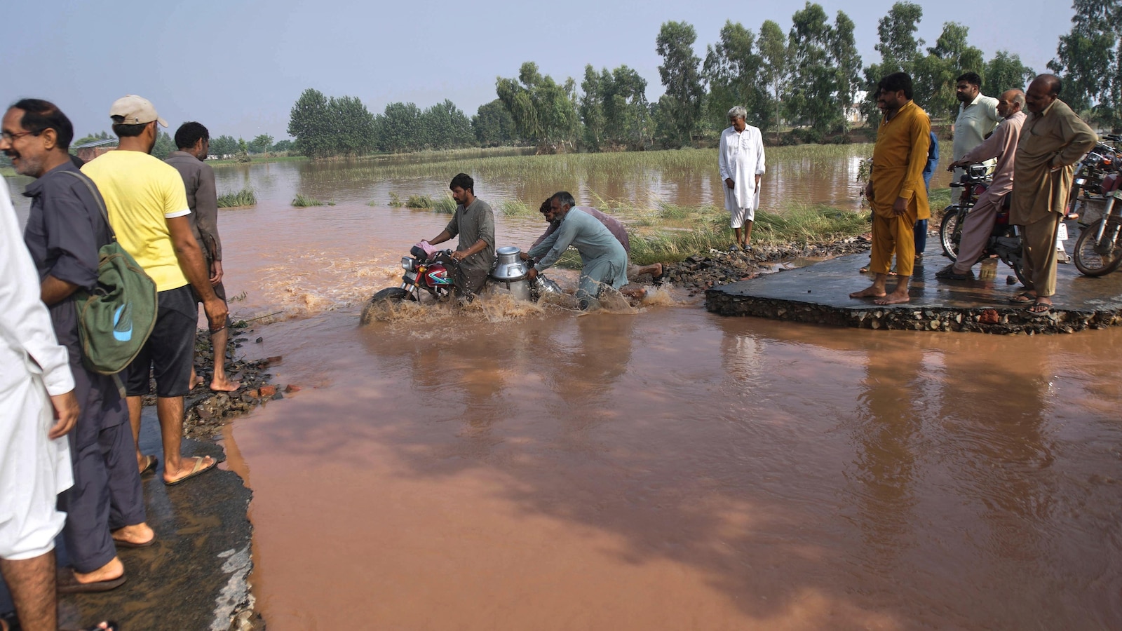 Floods in Pakistan`s Punjab leave many without aid as rescuers race to evacuate