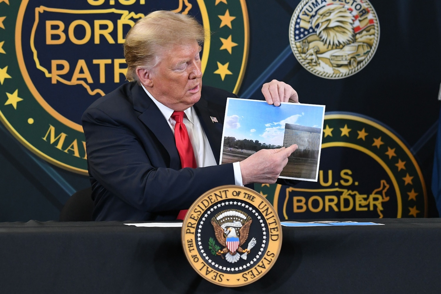 trump-wall-gty-jef-250120_1737393326106_hpEmbed_3x2.jpg (1500×1000)