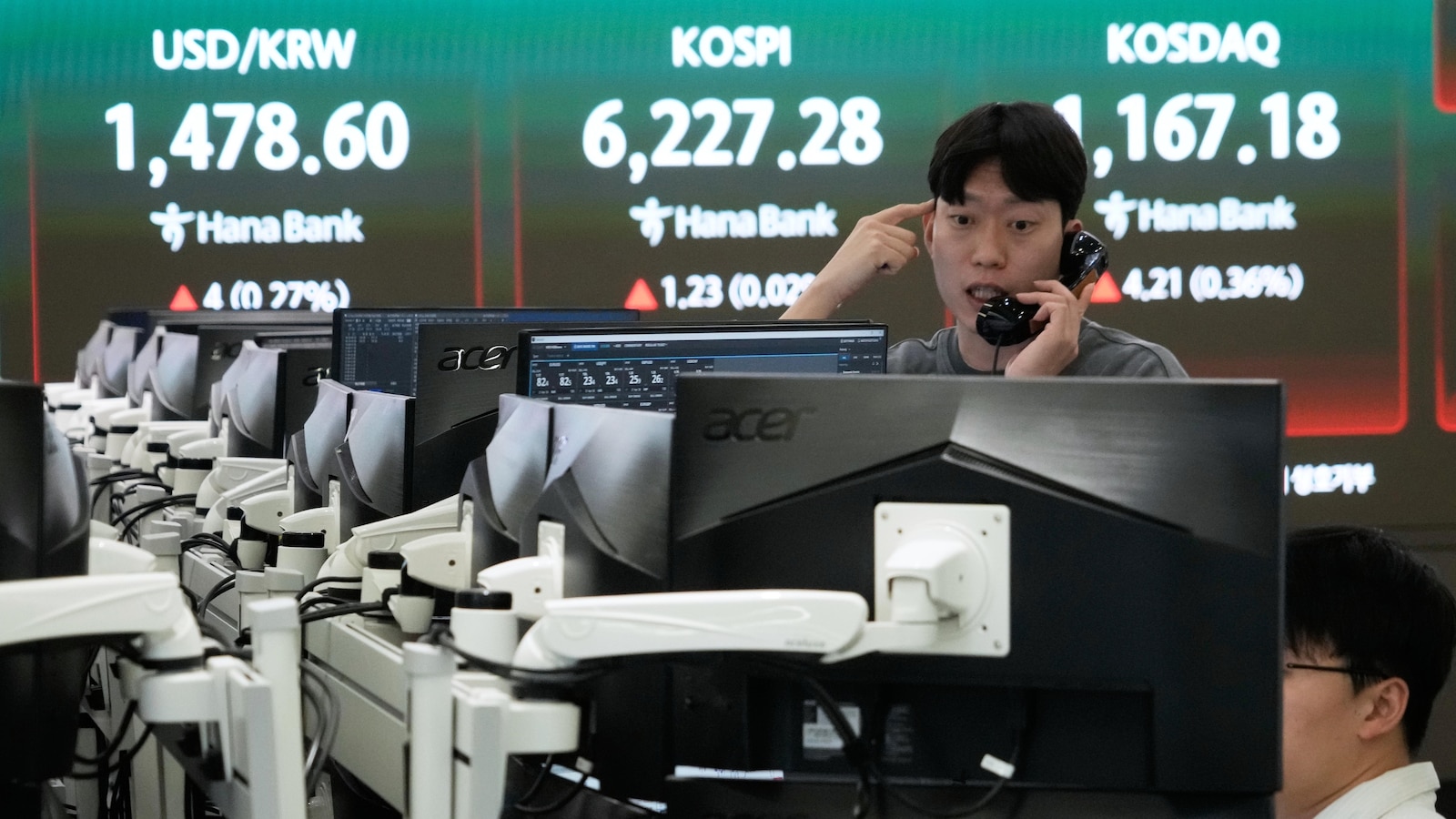 World shares mixed and oil falls after Wall Street sets another record on ceasefire hopes