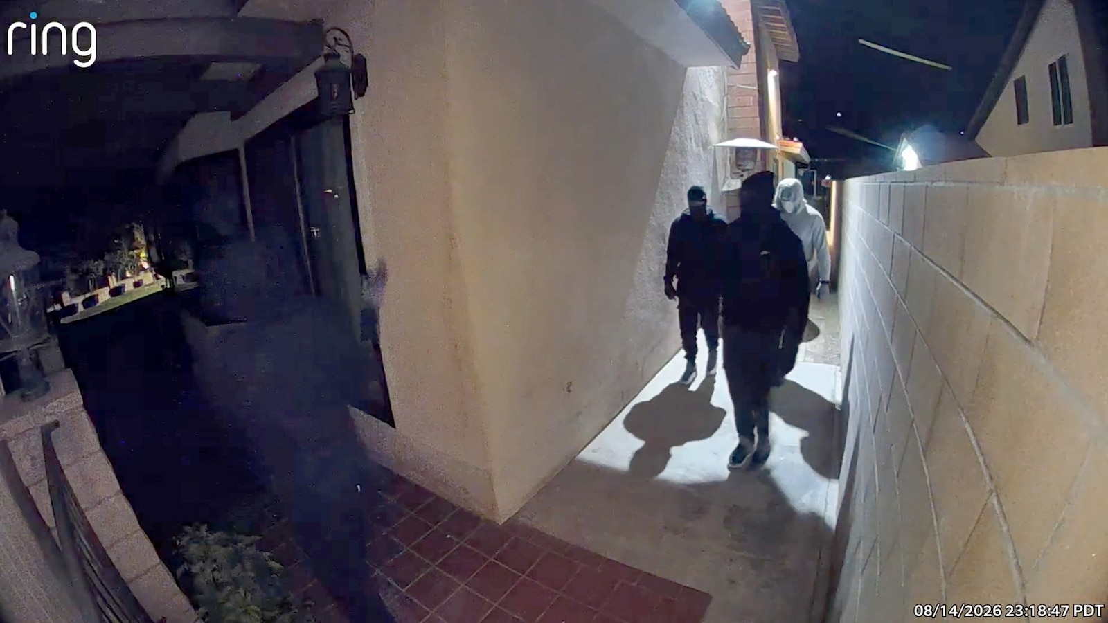 A frightening encounter was caught on camera in Pasadena, California as a homeowner scared off a group of would-be burglars. <https://t.co/FsVE6ErrZ0>
 [↧](http