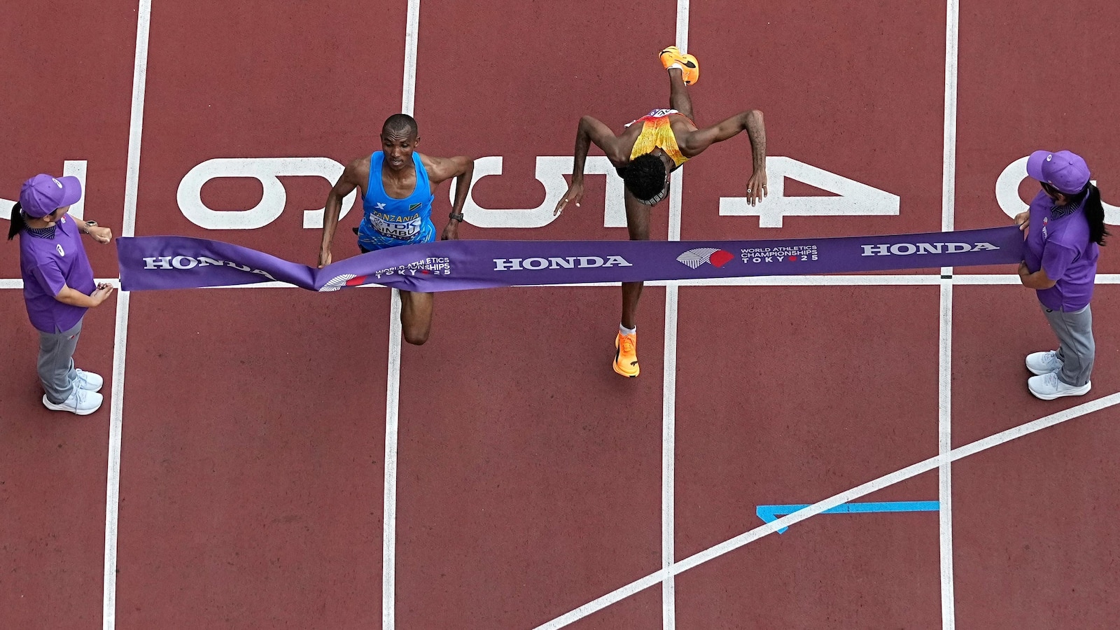 Marathon at worlds takes weird twists: a false start, a near wrong turn and, finally, a photo finish