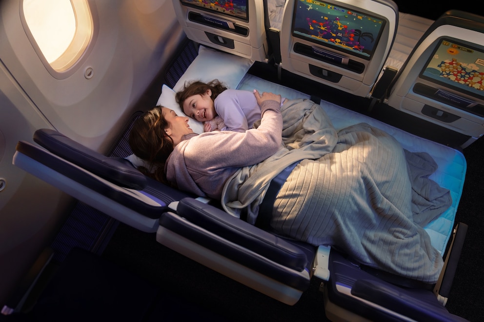 PHOTO: The new United Airlines Relax Row will debut on Boeing 787 and 777 widebody aircraft in 2027.