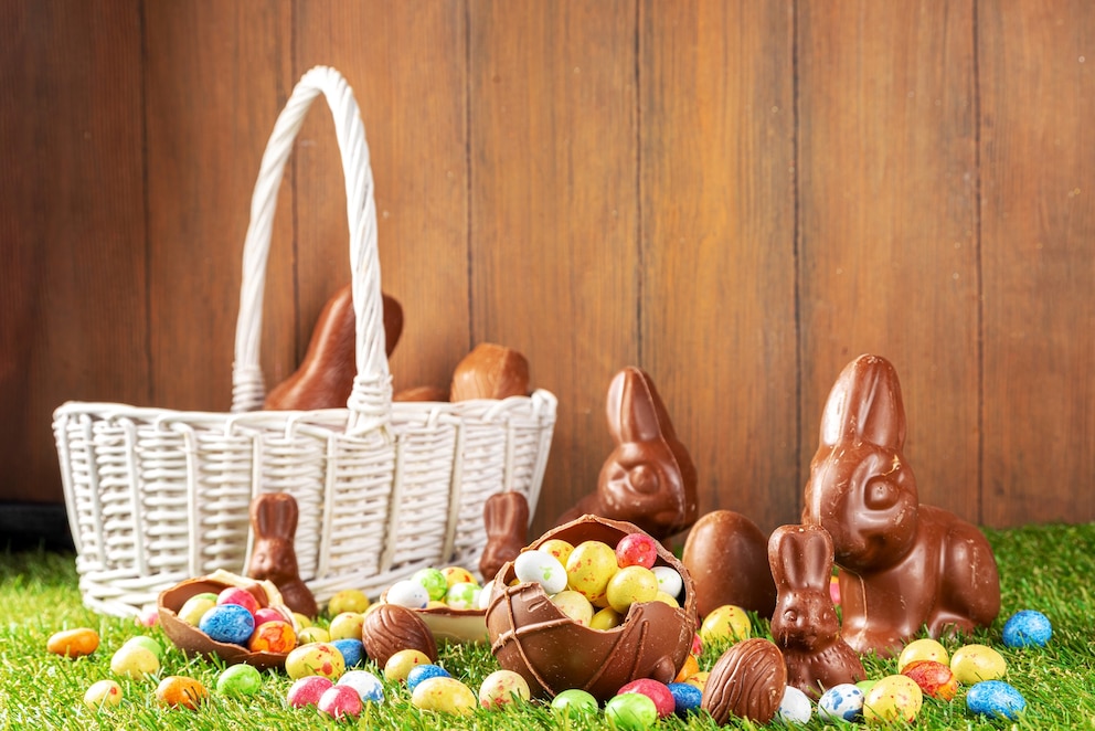 PHOTO: Easter egg hunting background