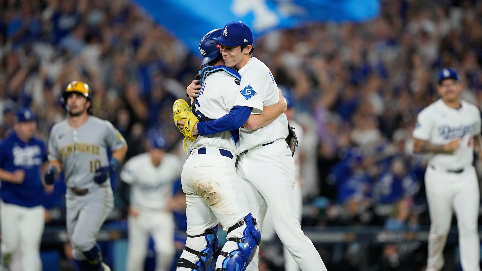 Ohtani hits 3 homers, dominates on mound as Dodgers sweep Brewers in NLCS