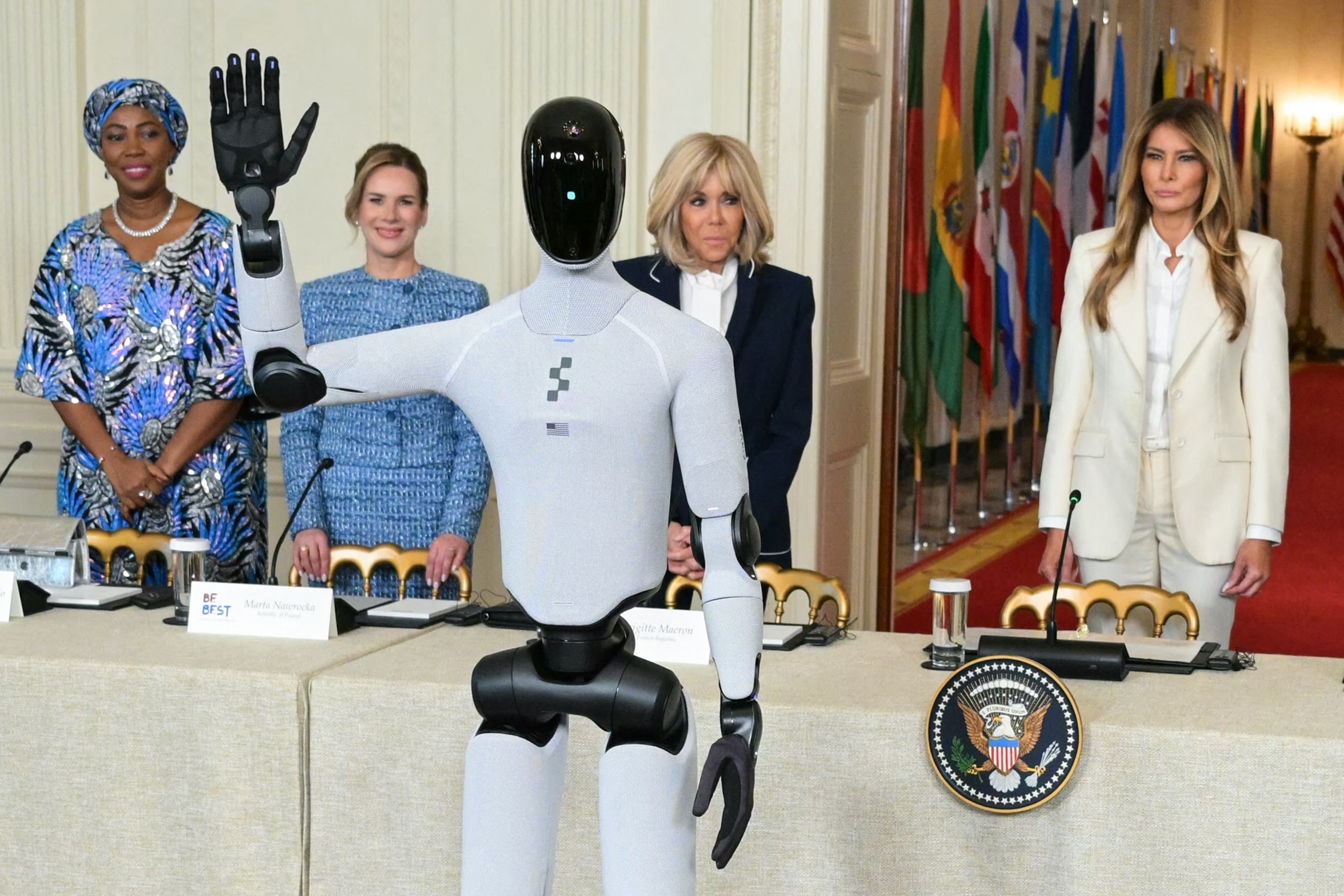 Un robot humanoïde accompagne Melania Trump à la Maison Blanche