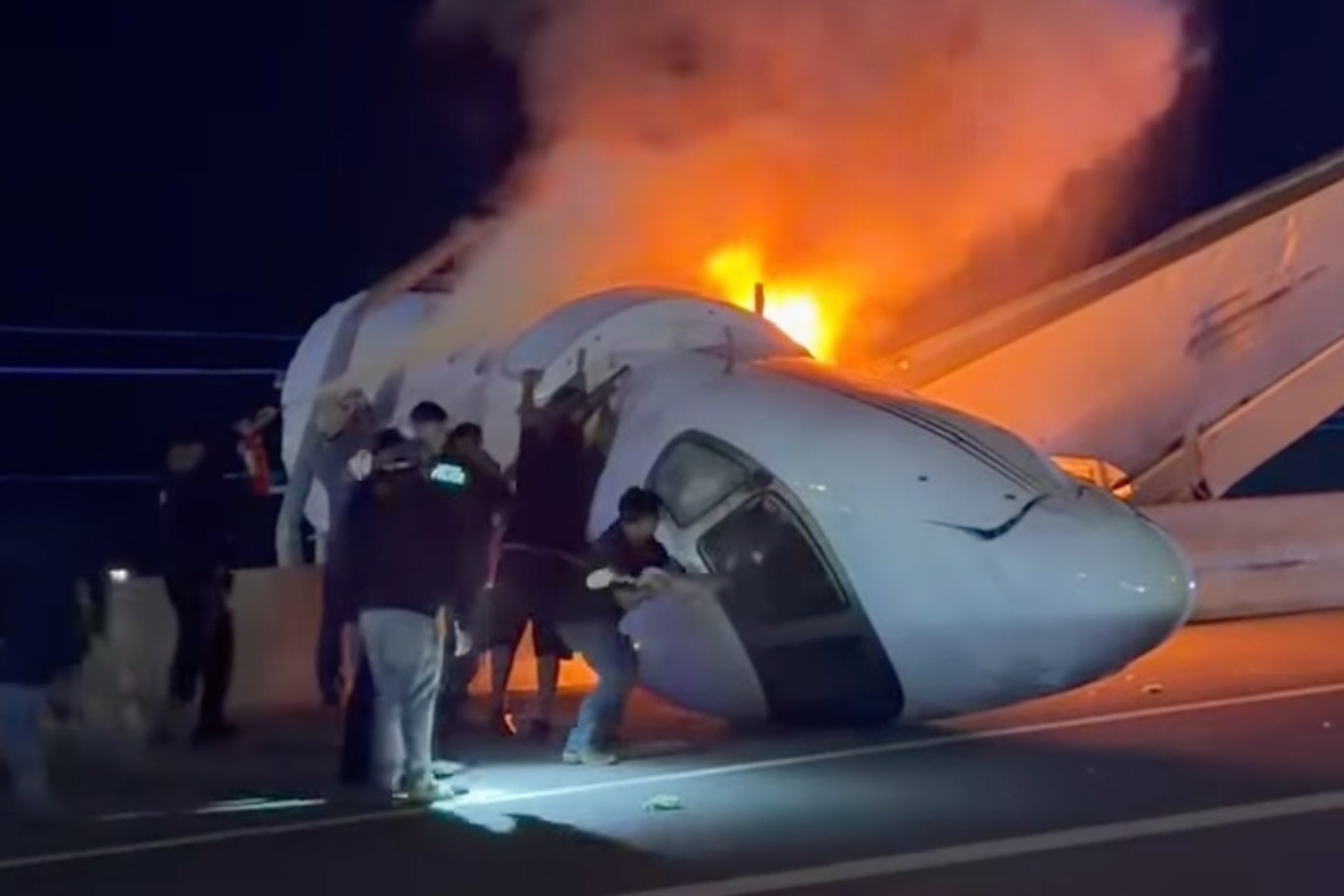 1 dead after private plane crashes onto Texas road, police say