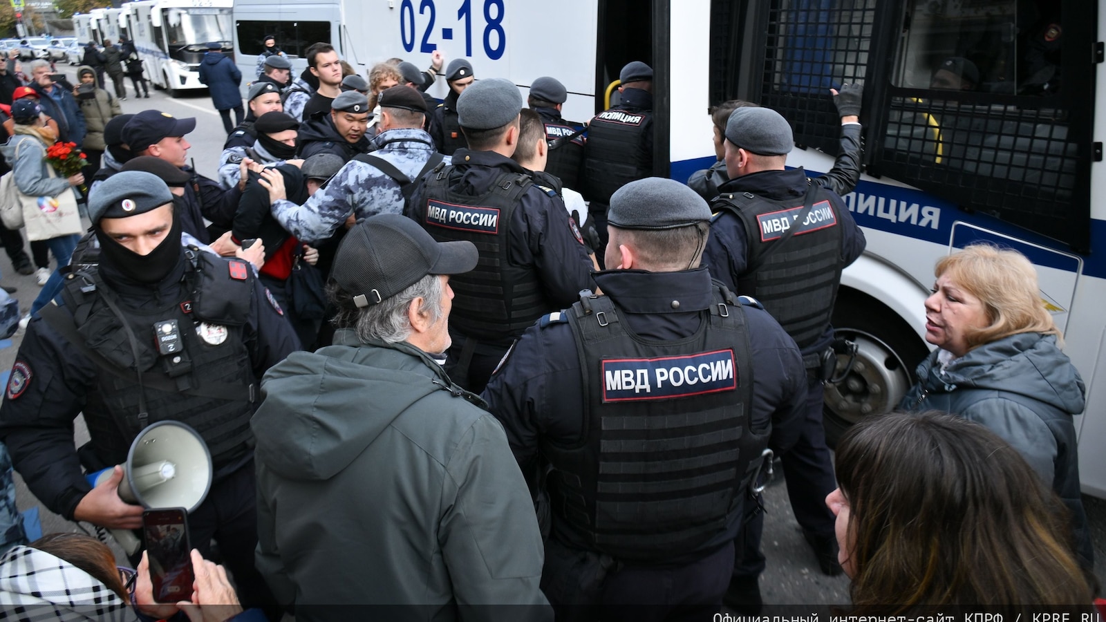 Десетки задържани на митинг в Москва, организиран от приятелската на Кремъл комунистическа партия, твърди партията
