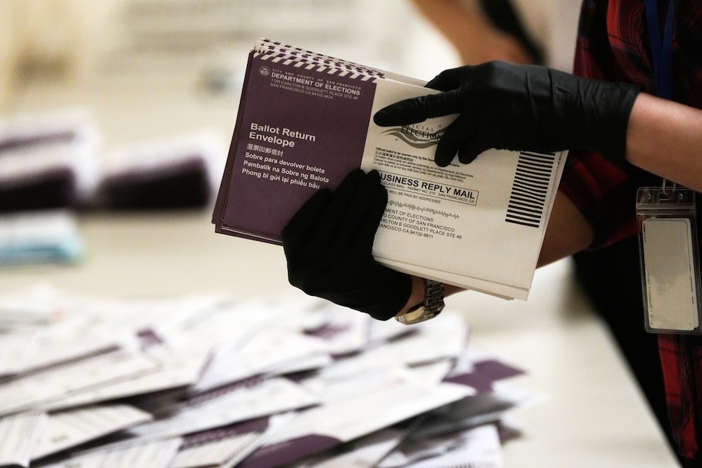 PHOTO: US Election 2026 Ballot Issues Voting