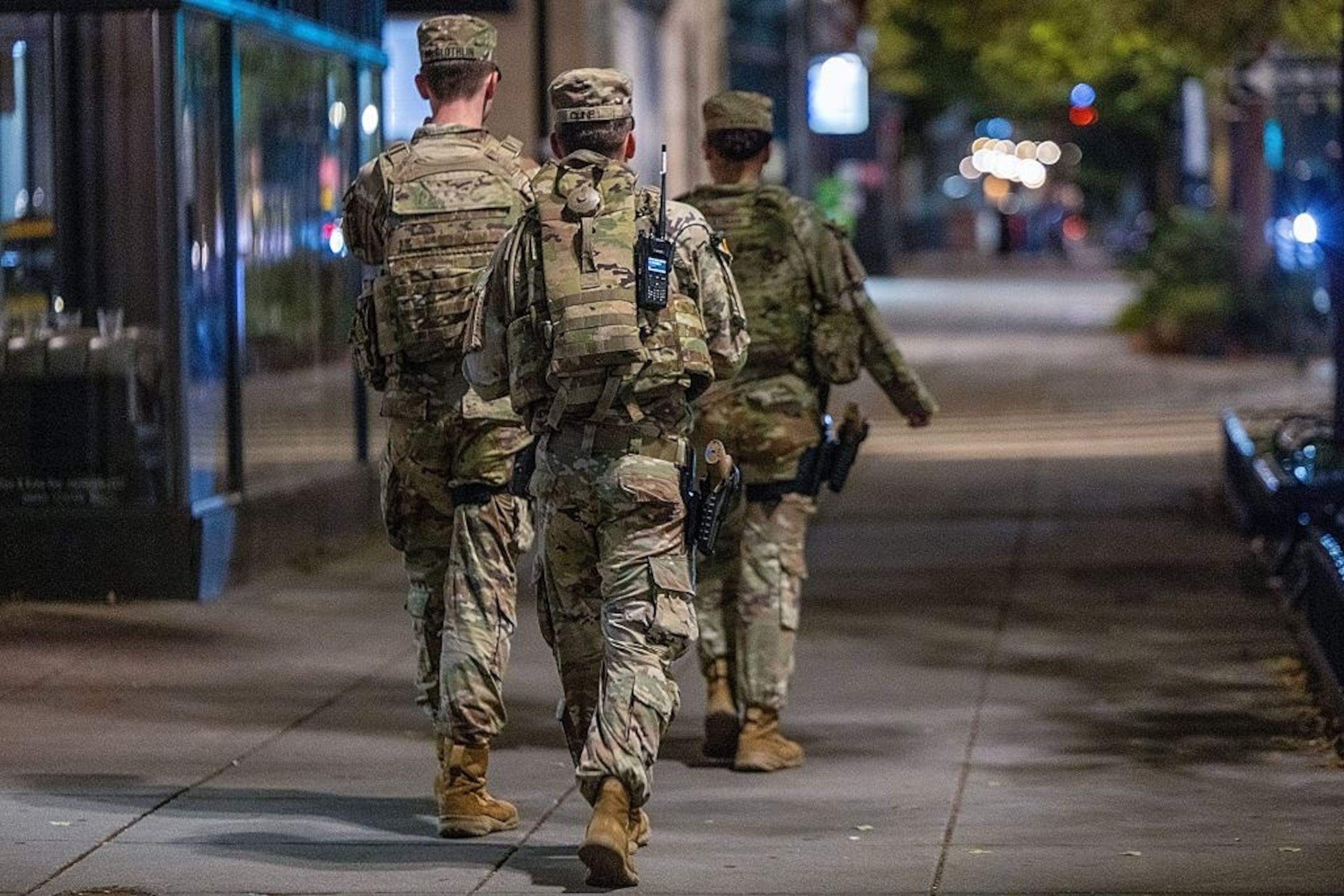 ФОТО: Трамп увеличивает присутствие федеральных правоохранительных органов и размещает Национальную гвардию в столице страны