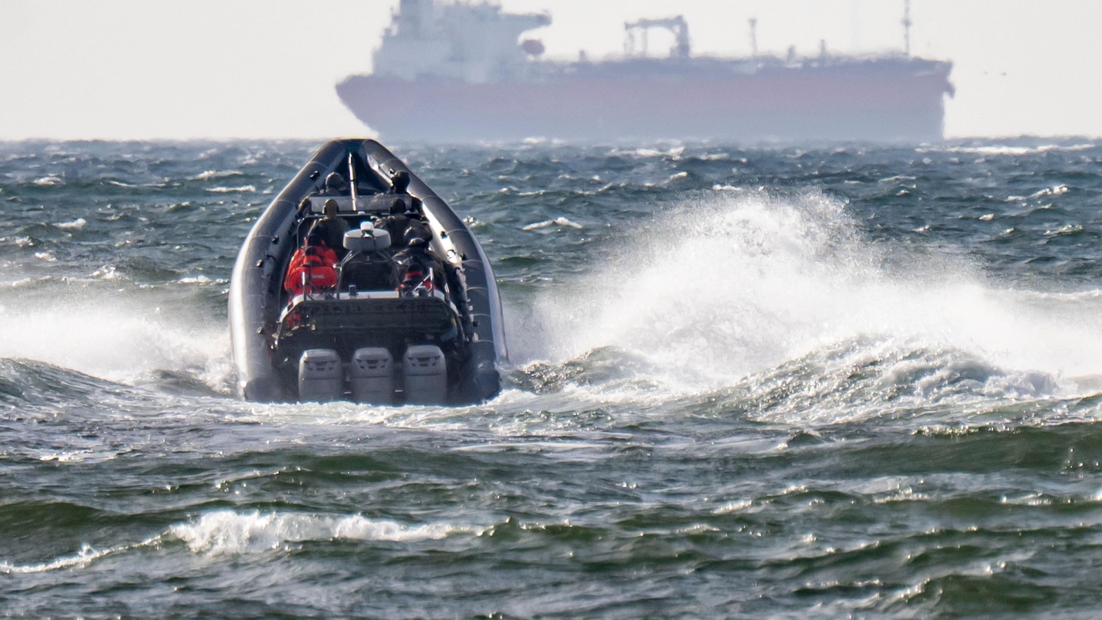 أمرت محكمة سويدية بالقبض على قبطان الناقلة الروسية التي انطلقت قبالة سواحل السويد